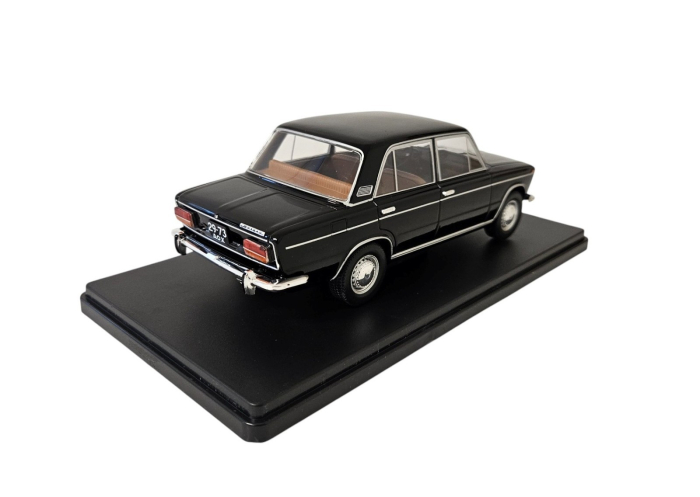 Macheta Auto Lada 1500 1980 Neagra – Scara 1:24, Vitrina Plexiglas Outlet [4]