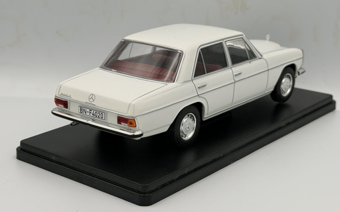 Macheta Auto Mercedes-Benz W115 200D 1968 Alb – Scara 1:24, Vitrina Plexiglas Outlet [6]