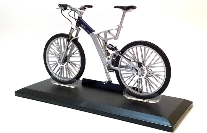 Macheta bicicleta Audi Design Cross 1:10 Welly, gri cu albastru, model colectie premium cu postament [2]