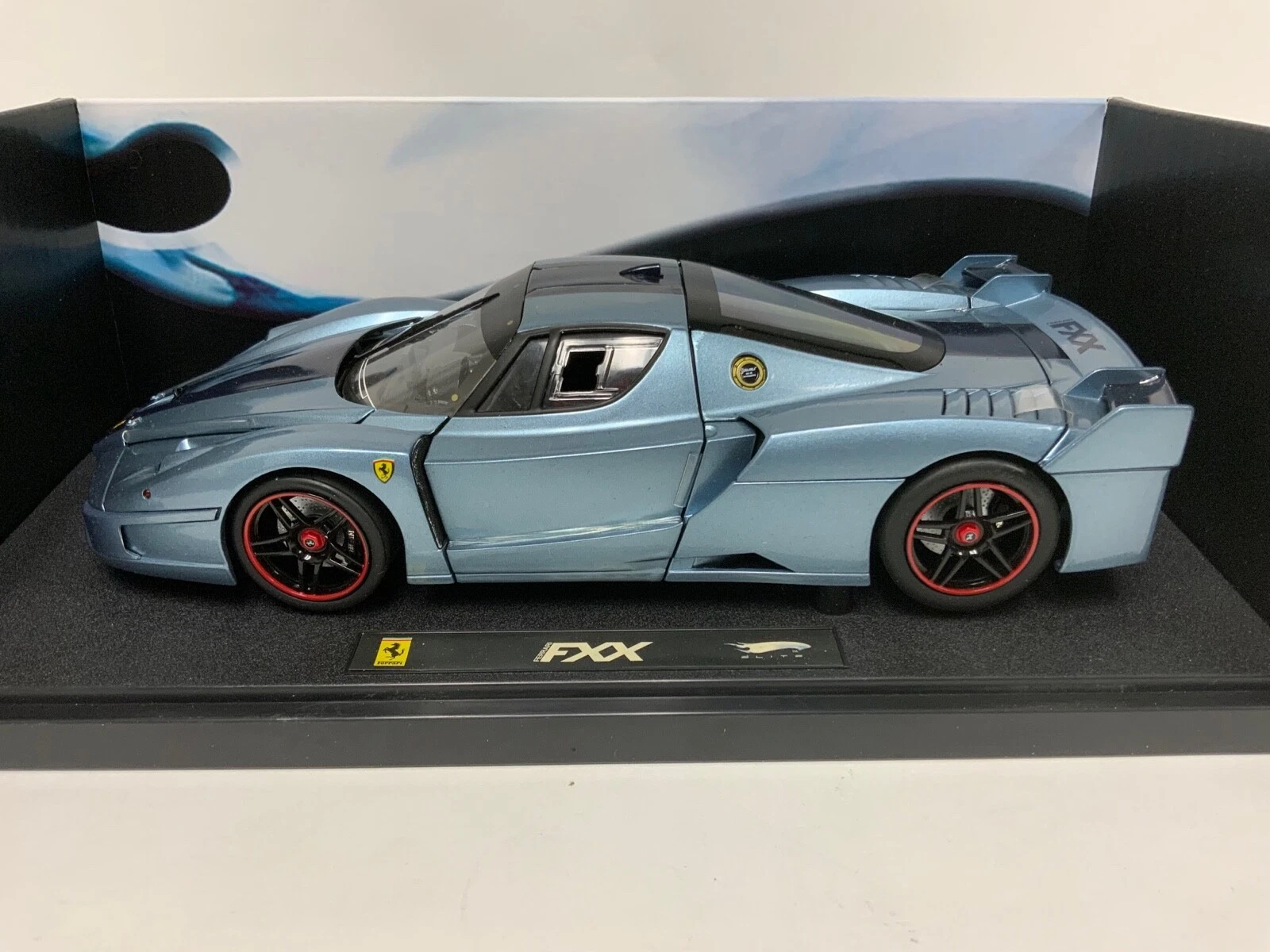 Macheta Ferrari FXX 2006 Bleu Turquoise cu dunga bleumarin– Hot Wheels Elite Limited Edition 1:43 [2]