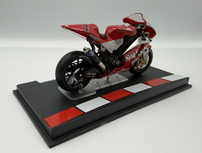 Macheta Motocicleta Yamaha YZR-M1 Carlos Checa Moto GP 2004 – Scara 1:24 [2]