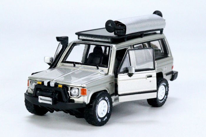 Mitsubishi Pajero MK1 argintiu, scara 1/64 cu accesorii, BM Creations [2]