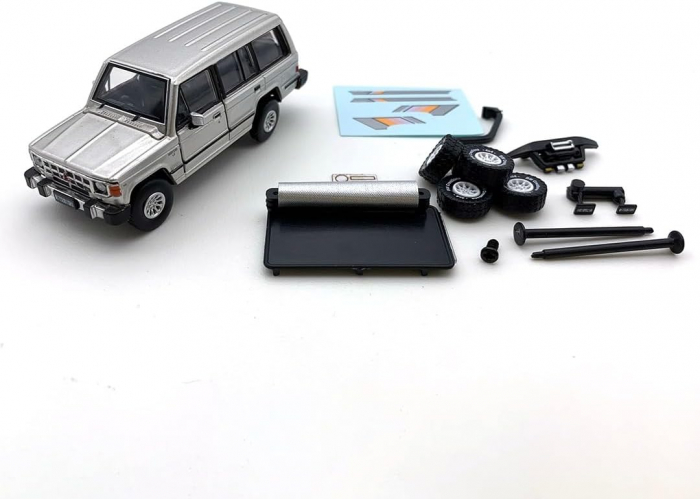 Mitsubishi Pajero MK1 argintiu, scara 1/64 cu accesorii, BM Creations [6]