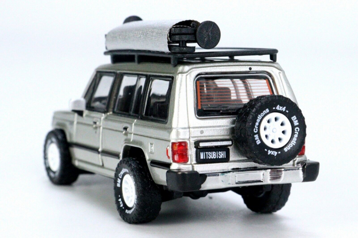Mitsubishi Pajero MK1 argintiu, scara 1/64 cu accesorii, BM Creations [4]