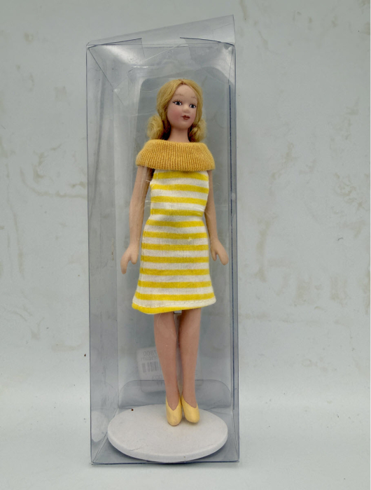 Papusa din portelan in rochie galbena cu dungi albe scara 1/12, tinuta moderna [3]