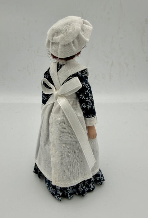 Papusa din portelan Nanny scara 1/12 pentru casute de papusi, cu suport [3]