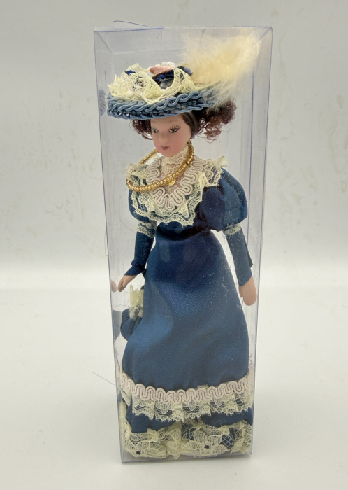 Papusa din portelan scara 1/12 cu rochie albastra de epoca, palarie, poseta si suport [2]