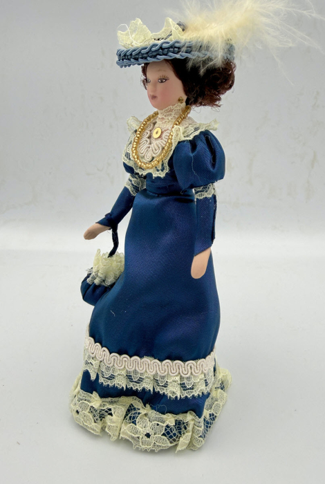 Papusa din portelan scara 1/12 cu rochie albastra de epoca, palarie, poseta si suport [3]