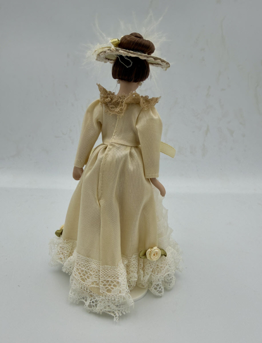 Papusa din portelan scara 1/12 cu rochie bej de epoca, palarie si suport [3]