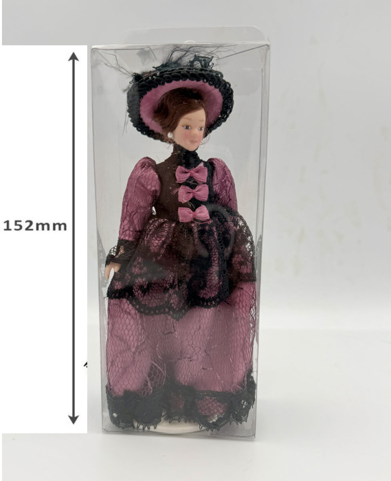 Papusa din portelan scara 1/12 cu rochie bordeaux de epoca, palarie si suport [4]