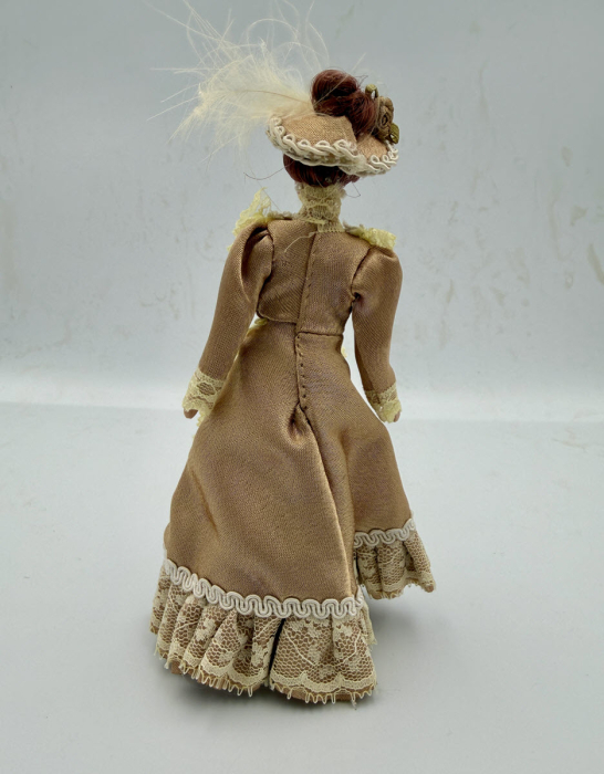 Papusa din portelan scara 1/12 cu rochie crem de epoca, palarie si suport [4]