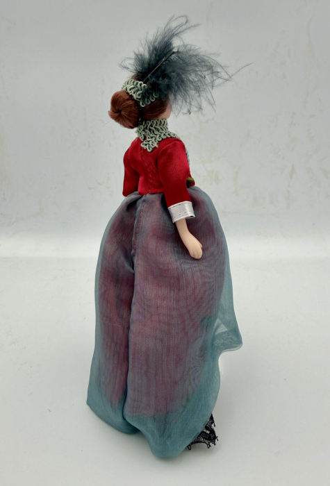 Papusa din portelan scara 1/12 cu rochie rosie de epoca, palarie si suport [4]