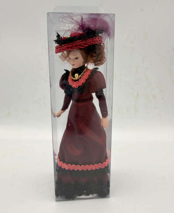 Papusa din portelan scara 1/12 cu rochie visinie cu negru de epoca, palarie si suport [5]
