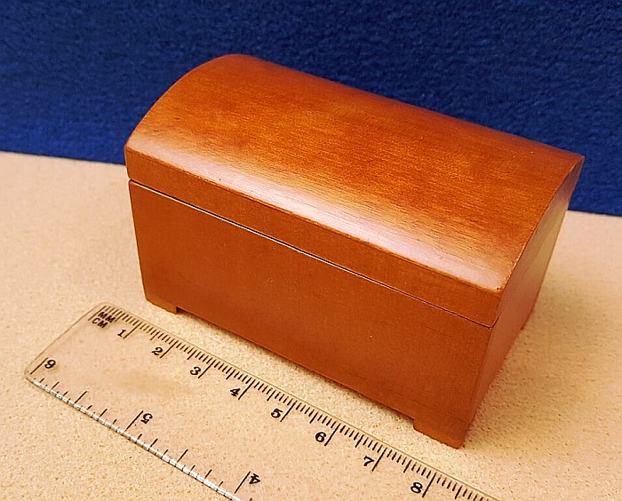 Cufar din lemn culoare nuc - miniatura papusi [1]