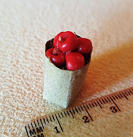 BUCATARIE - mobila, vase, ustensile, mancare, aparatura miniaturi papusi - Punga de cumparaturi cu legume / fructe - miniatura colectionari scara 1:12