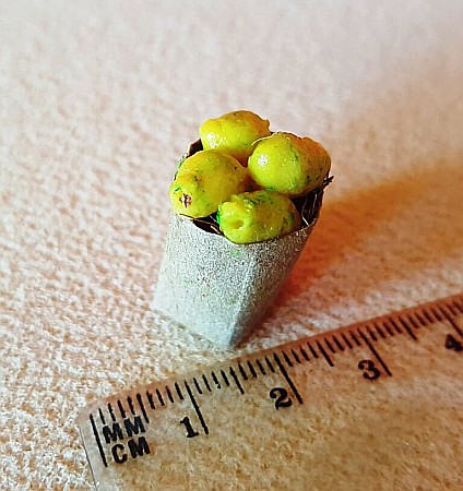 BUCATARIE - mobila, vase, ustensile, mancare, aparatura miniaturi papusi - Punga de cumparaturi cu legume / fructe - miniatura colectionari scara 1:12