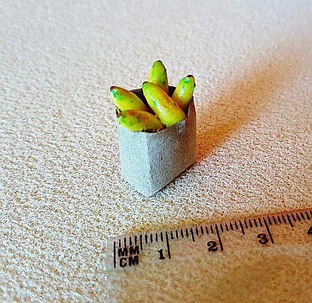 BUCATARIE - mobila, vase, ustensile, mancare, aparatura miniaturi papusi - Punga de cumparaturi cu legume / fructe - miniatura colectionari scara 1:12