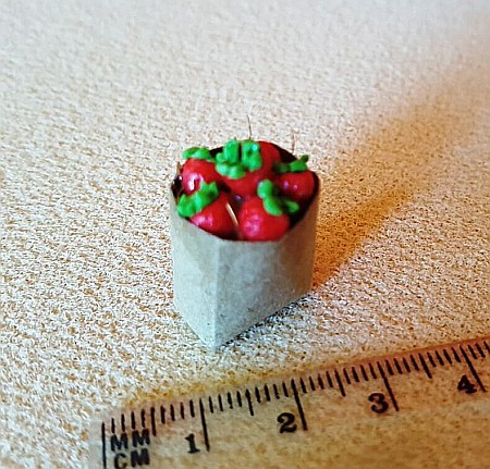 BUCATARIE - mobila, vase, ustensile, mancare, aparatura miniaturi papusi - Punga de cumparaturi cu legume/fructe - miniatura colectionari scara 1:12