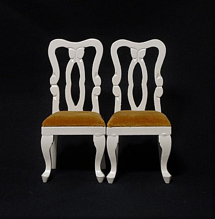 DINING ROOM / LIVING ROOM- mobilier si accesorii - Set de 2 scaune tapitate din lemn culoare alba - miniaturi colectionari papusi