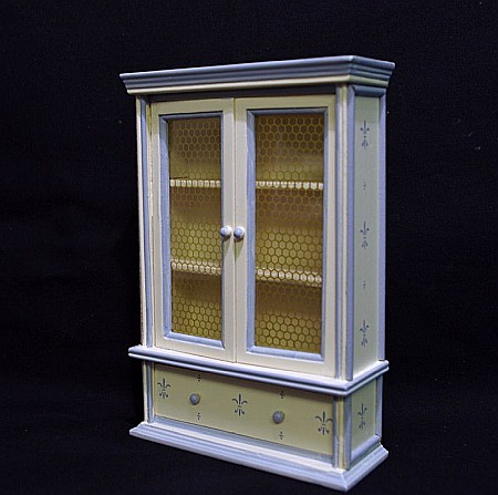 CASUTE DE PAPUSI LA SCARA 1:12 – mobilier și accesorii premium pentru colecționari - Dulap cu vitrina bucatarie victorian - miniatura colectionari papusi