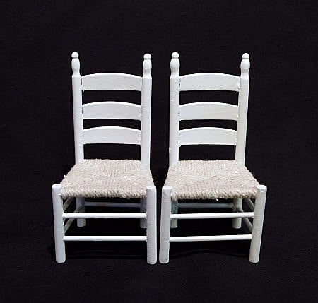 DINING ROOM / LIVING ROOM- mobilier si accesorii - Set de 2 scaune din lemn culoare alba - miniatura colectionari papusi