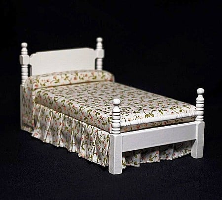 DORMITOR - mobilier si accesorii miniaturi papusi - Pat din lemn culoare alba - miniatura casuta papusi 1:12