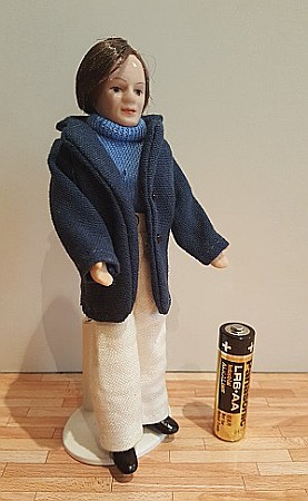 Papusi din portelan in miniatura pentru casute papusi si colectionari - Papusa portelan BARBAT - miniatura