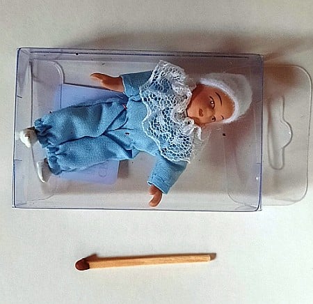 Papusi din portelan in miniatura pentru casute papusi si colectionari - Papusa bebelus portelan  baietel bleu - miniatura scara 1:12 casute de papusi