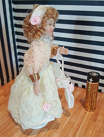 Papusi din portelan in miniatura pentru casute papusi si colectionari - Papusa portelan - Fetita cu umbrela -Elsa - miniatura