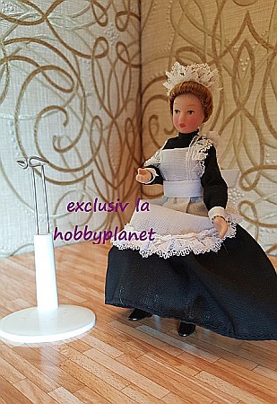 Papusi din portelan in miniatura pentru casute papusi si colectionari - Papusa portelan menajera - miniatura detaliata la scara 1:12