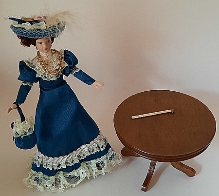 Papusi din portelan in miniatura pentru casute papusi si colectionari - Papusa din portelan cu poseta - miniatura scara 1:12