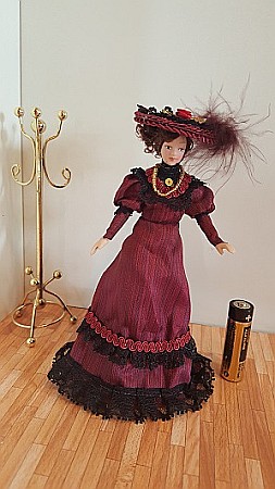 Papusi din portelan in miniatura pentru casute papusi si colectionari - Papusa portelan LADY BORDEAUX -miniatura casute de papusi