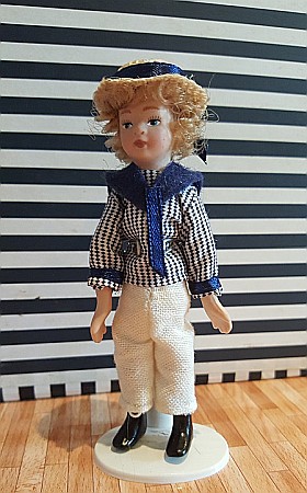 Papusi din portelan in miniatura pentru casute papusi si colectionari - Papusa portelan baiat Marinar - miniatura