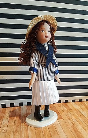 Papusi din portelan in miniatura pentru casute papusi si colectionari - Papusa portelan fetita Marinar - miniatura scara 1:12
