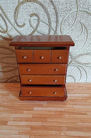 CASUTE DE PAPUSI LA SCARA 1:12 – mobilier și accesorii premium pentru colecționari - Comoda inalta cu sertare culoare nuc- miniatura 1:12