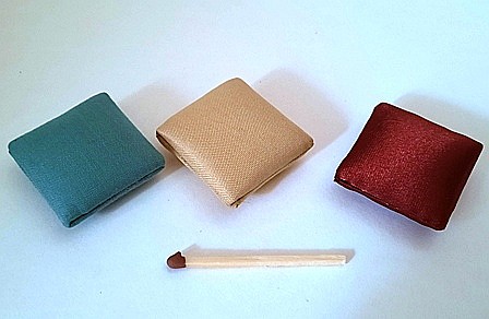 DORMITOR - mobilier si accesorii miniaturi papusi - Pernute - set 3 bucati 3 culori - miniaturi papusi