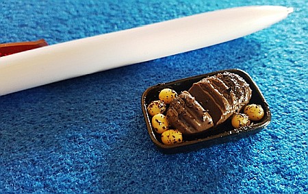 Bacanie, mancare si desert miniaturi casuta papusi - Tava cu friptura si cartofi - miniatura papusi
