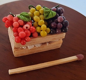 CASUTE DE PAPUSI LA SCARA 1:12 – mobilier și accesorii premium pentru colecționari - Ladita din lemn natur cu struguri asortati-miniatura papusi 1:12