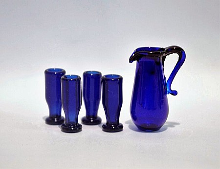 BUCATARIE - mobila, vase, ustensile, mancare, aparatura miniaturi papusi - Carafa si 4 pahare vin - albastru cobalt - miniaturi colectionari papusi