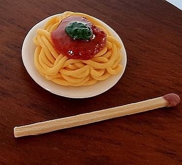 Bacanie, mancare si desert miniaturi casuta papusi - Farfurie cu spaghete - miniatura papusi scara 1:12