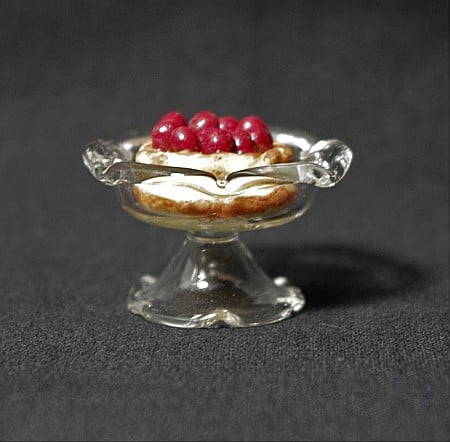 Bacanie, mancare si desert miniaturi casuta papusi - Prajitura pe suport din sticla cu picior - miniatura colectionari