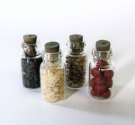 BUCATARIE - mobila, vase, ustensile, mancare, aparatura miniaturi papusi - Borcanele cu dop cu condimente - set 4 buc - miniaturi