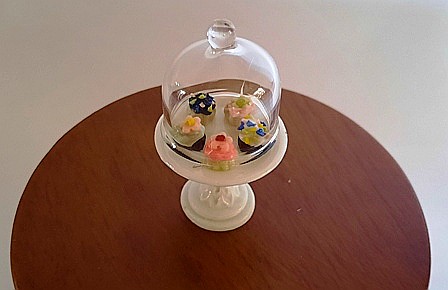 Bacanie, mancare si desert miniaturi casuta papusi - Platou cu picior cu cupcake si dom - miniatura