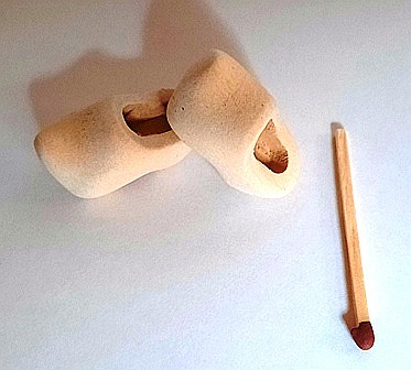 GRADINA - mobilier, decoratiuni si accesorii miniaturi papusi - Saboti taranesti olandezi din lemn - miniatura 1:12