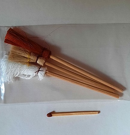 GRADINA - mobilier, decoratiuni si accesorii miniaturi papusi - Set de maturi si mop - miniatura papusi
