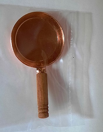 BUCATARIE - mobila, vase, ustensile, mancare, aparatura miniaturi papusi - Tigaie mare din cupru cu maner din lemn - miniatura papusi