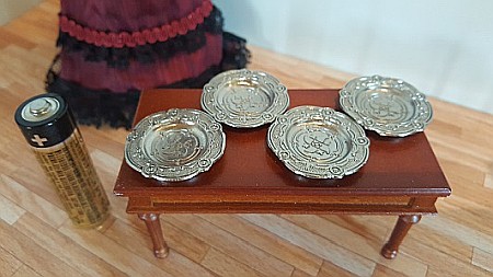 BUCATARIE - mobila, vase, ustensile, mancare, aparatura miniaturi papusi - Farfurii metalice - set 4 buc - miniaturi papusi/colectionari