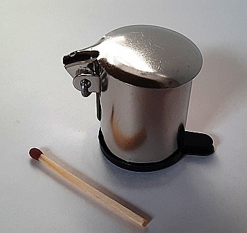 BUCATARIE - mobila, vase, ustensile, mancare, aparatura miniaturi papusi - Cos pentru gunoi argintiu - miniatura papusi