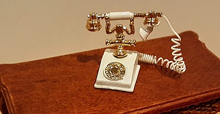 CASUTE DE PAPUSI LA SCARA 1:12 – mobilier și accesorii premium pentru colecționari - Aparat telefon vintage alb cu auriu - miniatura pentru casuta papusi/colectionari