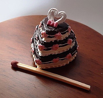 Bacanie, mancare si desert miniaturi casuta papusi - Tort 3 niveluri in forma de inima - miniatura papusi